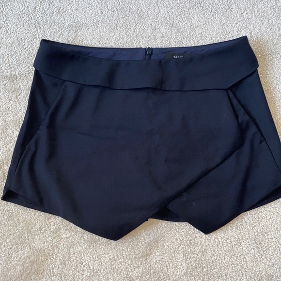 Aritzia Talula Berklee shorts in Navy blue - Picture 1 of 3